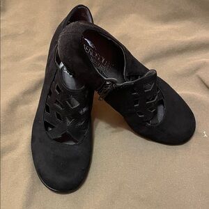 AEROSOLES Black Women's Flats with Cutout Design